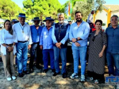 Joaquín Rivera Camacho recibió ayer un reconocimiento de la Hermandad del Pinar durante la celebración de La Fiesta de la Palmicha