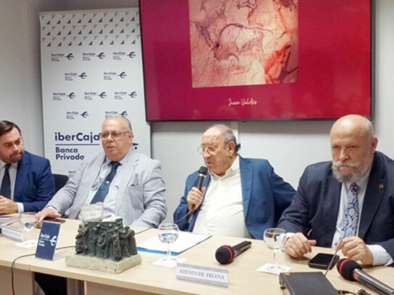 Una noche envuelta en elegancia y cultura en el Ateneo de Triana.