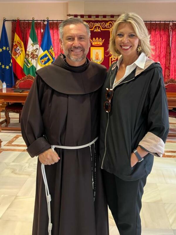 Fray Juan José Rodríguez Mejías y Marina Bernal son desde hoy hijos adoptivos de Chipiona tras aprobarlo unánimemente el pleno