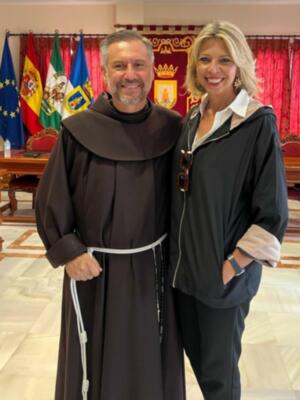Fray Juan José Rodríguez Mejías y Marina Bernal son desde hoy hijos adoptivos de Chipiona tras aprobarlo unánimemente el pleno