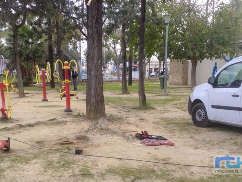 En marcha la reparación de varios parques infantiles de Chipiona y de los elementos biosaludables del parque público Blas Infante