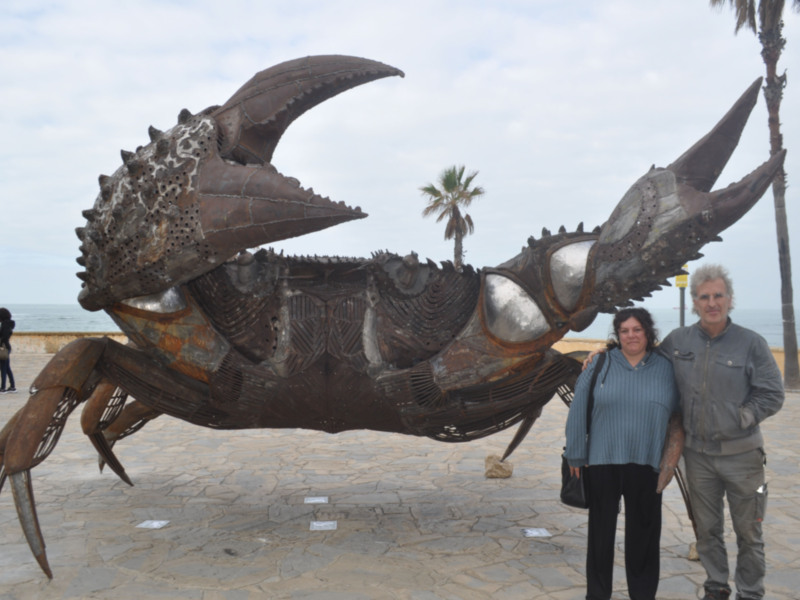 Las esculturas de  dos cangrejos gigantes, los más grandes de España, están en Chipiona