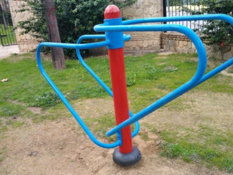 Laura Román informa que los elementos de gimnasia biosaludables ya se encuentran instalados en el Parque Blas Infante tras su restauración