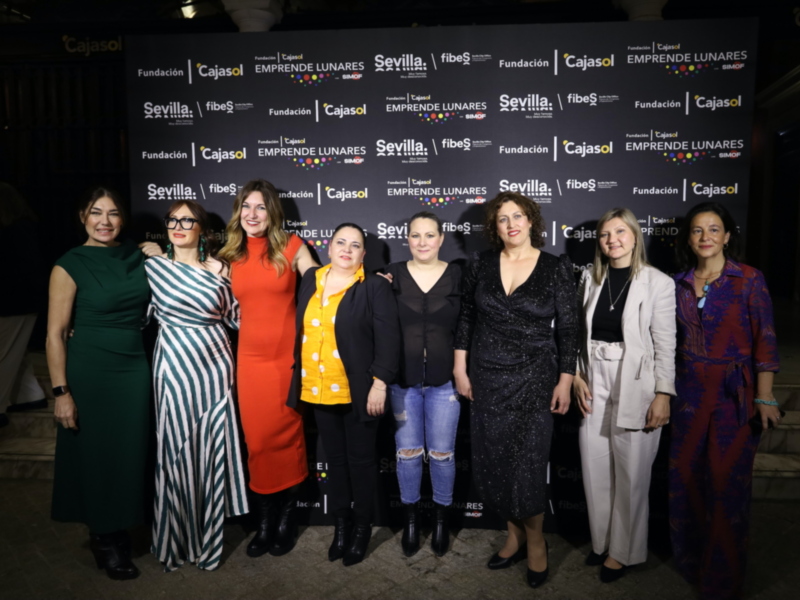     Ocho promesas flamencas, becadas en el VIII programa formativo de Emprende Lunares, presentaron ayer su colección de moda flamenca 