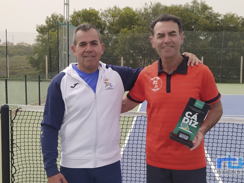 Manuel Massip se clasifica para la fase final del Campeonato de Andalucía de Tenis de Veteranos tras imponerse en la provincial