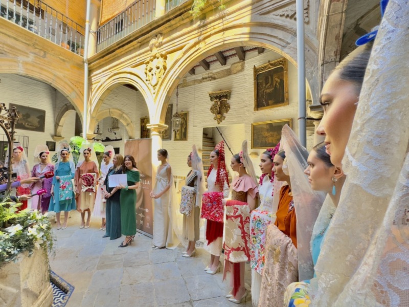 Mantilla blanca, una tradición centenaria que inspira a novias e invitadas  