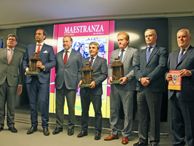 Antes de la entrega de los premios el periodista Carlos Crivell presentó una nueva publicación del anuario Maestranza