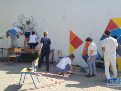 Alumnos y profesores del Centro de Educación de Adultos elaboran un mural por su 40 aniversario dentro de su programa de actividades conmemorativo 