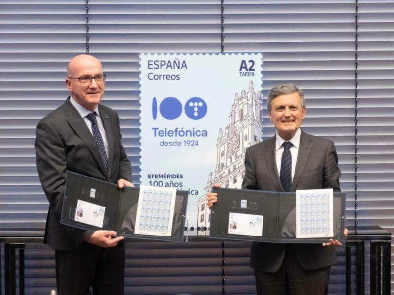 Correos presenta un sello que conmemora el centenario de Telefónica                                