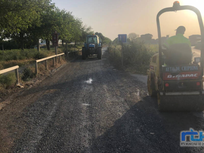 Delegaciones municipales trabajan conjuntamente en la limpieza y adecentamiento de la Vía Verde de Chipiona