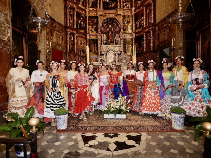 Qlamenco protagoniza la ofrenda floral a Santa Ana con el icónico vestido de “La Santanita”