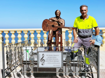 Restaurada la escultura del guitarrista “Manolo Sanlúcar”, tras sufrir un acto vandálico en Chipiona