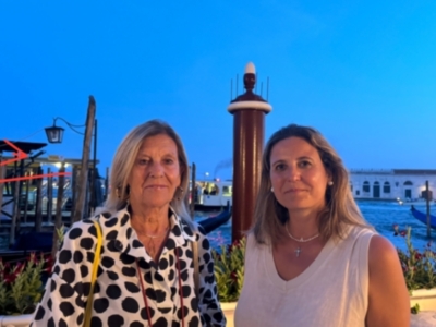 La delegada de Turismo y Cultura y la artista Federica Marangoni se reúnen en Venecia 