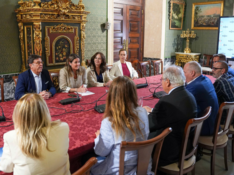 El Ayuntamiento de Sevilla expone su "potencial" ante la Asociación Mundial APG de representación aérea