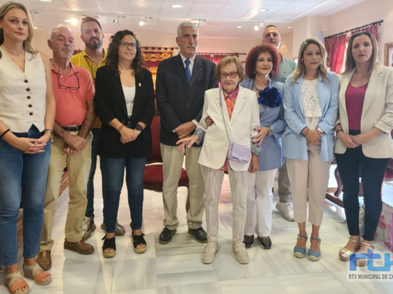 Isabel Gómez Cárdenas recibe un homenaje como una de las personas de más edad de Chipiona