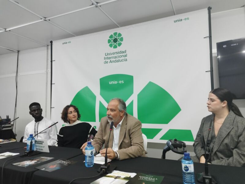  La UNIA impulsa en la Feria del Libro de Sevilla la ‘Biblioteca humana. Leer para querer’, un proyecto que busca romper estigmas 