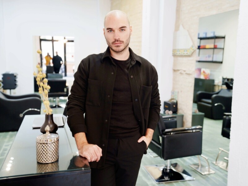 Manu Aroa inaugura su propio estudio de peluquería en Sevilla