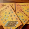 El libro ‘La Sastrería II’ (Páginas del Sur) del periodista Carlos Navarro está a la venta en la sede central de Caja Rural en Sevilla
