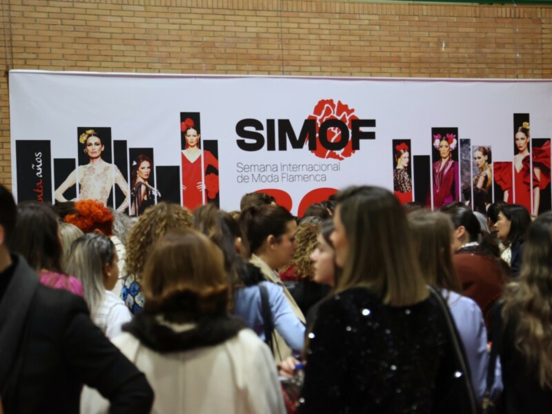 Finaliza SIMOF 2025: La creatividad de los diseñadores de moda flamenca pasa de las faldas a concentrarse   en mangas y escotes