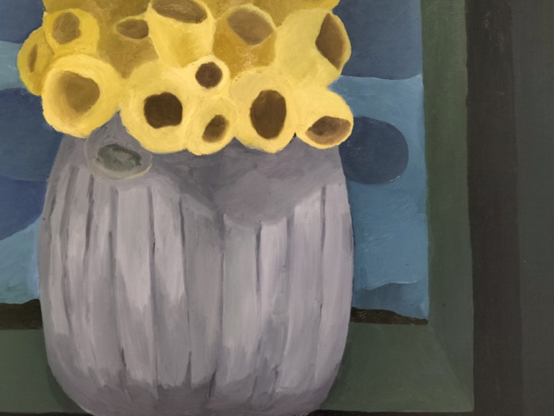 Un cuadro de arte moderno muestra una escena tranquila con un jarrón de flores amarillas en el centro. El fondo es una combinación de azules y grises, con un borde oscuro que contrasta con la textura suave del jarrón y las flores.