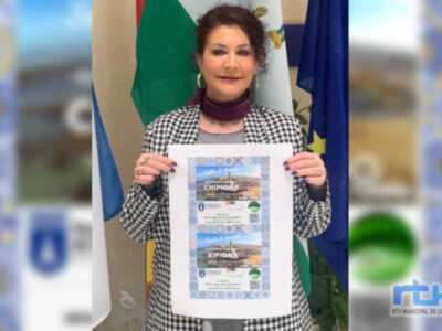 Isabel María Fernández presenta el cartel de un taller de Andaluz que se realizará en Chipiona el 27 de marzo
