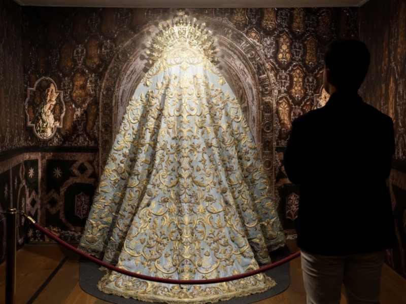 La Fundación Cajasol ha recibido más de 50.000 visitas a la exposición “Ofrenda. Rosa. Corona. Beso” organizada por la Hermandad de la Macarena