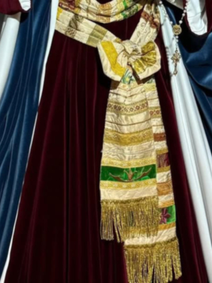  La Hermandad de Jesús Nazareno de Alcalá del Río enriquece el ajuar de la Virgen de la Esperanza