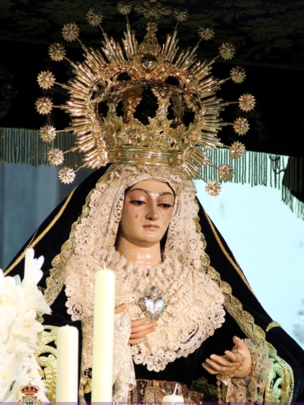  La procesión de la "bajada" de Ntra. Sra. de los Dolores en su Soledad Coronada inicia la Semana de Pasión en Alcalá del Río