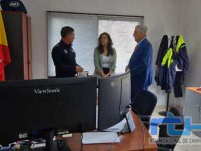 Luis Mario Aparcero y Laura Román muestran su respaldo al jefe accidental de la Policía Local de Chipiona