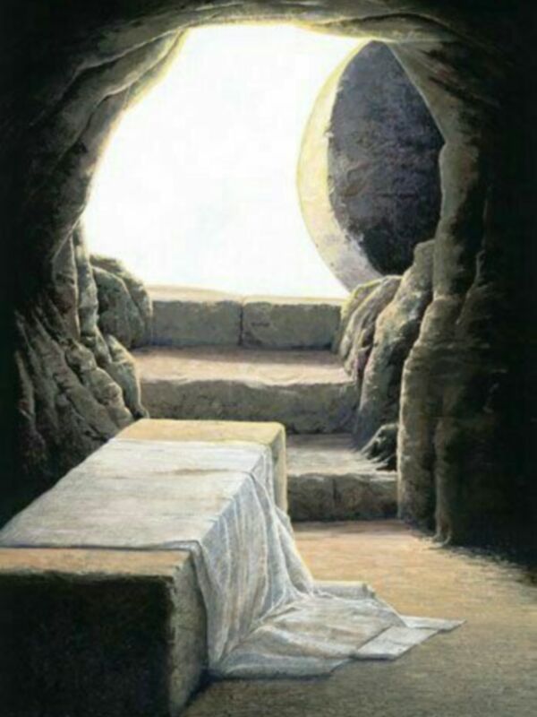 Un entierro en una tumba antigua, con un sarcófago y una lápida de piedra.