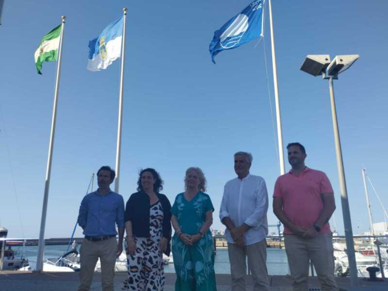 La Bandera Azul de los Mares Limpios de Europa ya ondea en el Puerto Deportivo de Chipiona