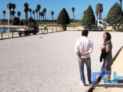 Laura Román supervisa las nueva pistas de petanca de Costa Ballena Chipiona
