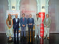 Sevilla, España. Evento empresarial con varios participantes en un escenario formal.