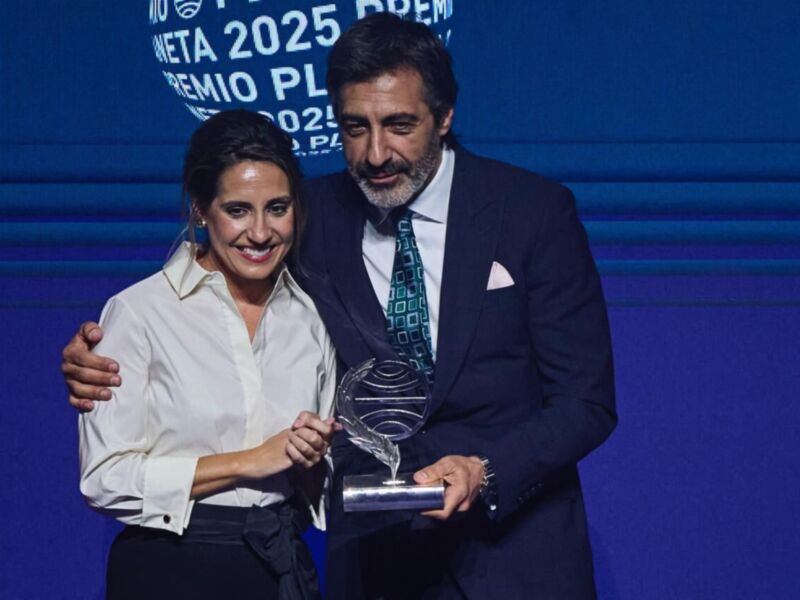 Juan del Val, Premio Planeta 2025, y Ángela Banzas, finalista
