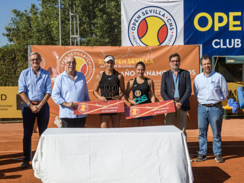 Equipo femenino de tenis celebrando un torneo en el Club Náutico de Sevilla.