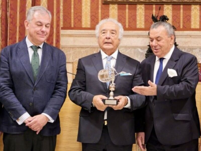 Los del Río reciben el Premio Embajadores de Sevilla 2025 por su canción “Macarena”
