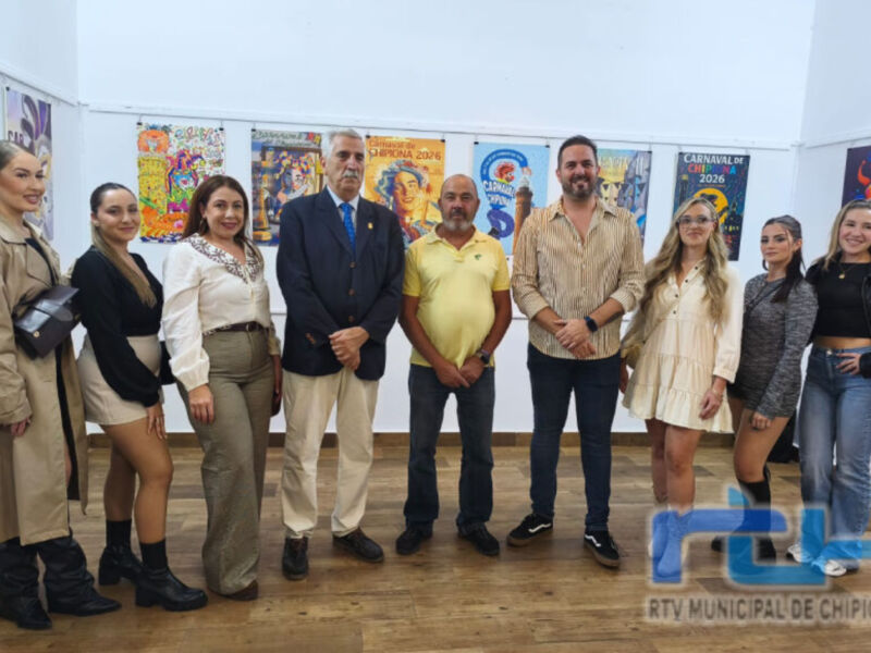 Fiestas anuncia que Alfonso Vázquez será el Carnavalero de 2026 en el acto de inauguración de la exposición de carteles de Carnaval