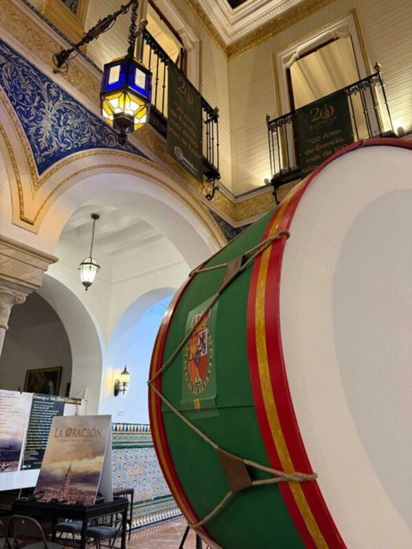  La Calle Sierpes acoge una muestra que celebra dos décadas de trayectoria de la Banda de Cornetas y Tambores Esencia en Sevilla 