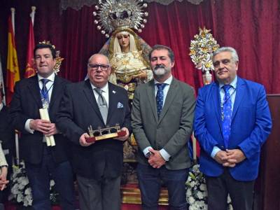 Triana escucha su propia historia en la voz del pregonero Carlos Valera