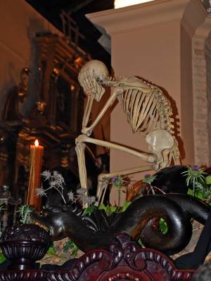  La Hermandad del Santo Entierro celebra con recogimiento su histórica ceremonia del Descendimiento en Alcalá del Río