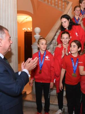 Bandera de Sevilla para el Club Natación Sincro Sevilla, recibido en el Ayuntamiento