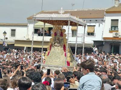  La Virgen del Rocío emociona a vecinos, hermandades y peregrinos en una intensa madrugada de fe