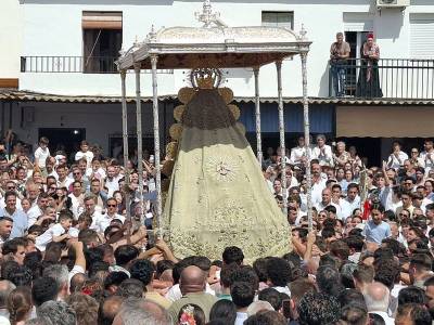  La Virgen del Rocío emociona a vecinos, hermandades y peregrinos en una intensa madrugada de fe