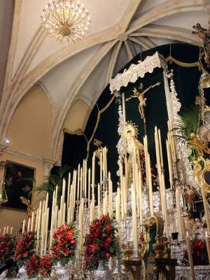La Vera-Cruz levanta un altar de gran fuerza simbólica para sus cultos mayores en Alcalá del Río 
