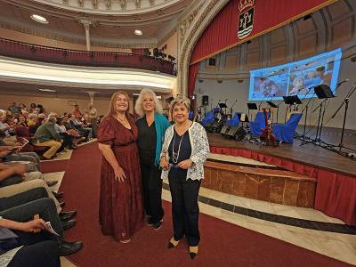 Éxito de asistencia y respaldo institucional al acto solidario celebrado en el Teatro de Capitanía de Sevilla