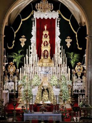 La devoción y la tradición marcan los cultos de la Vera-Cruz en Alcalá del Río 