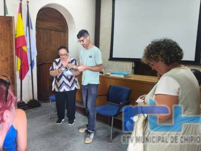 La Delegación de Bienestar Animal refuerza el control de las colonias felinas con la entrega de carnés a alimentadores autorizados