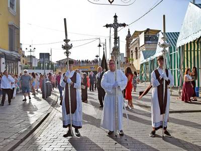 La Virgen del Carmen de Triana navega por el Guadalquivir en una jornada de profunda tradición marinera en Sevilla 