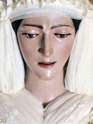 . La Esperanza deAlcalá del Río luce de blanco durante el tiempo estival, fiel a su secular tradición devocional 