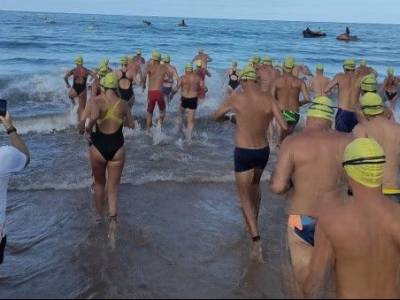 Miguel Moreno ganador absoluto y Ariadna Ríos primera mujer en la Travesía a nado Picoco-Playa de Regla